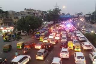 Long jam on ring road due to repair of Sarai Kale Khan flyover