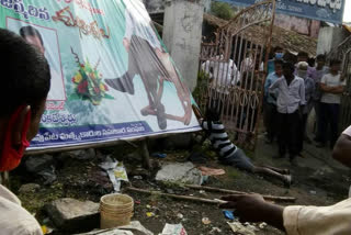 Man dies of electric shock while repairing MLA banner  at narasaraopeta