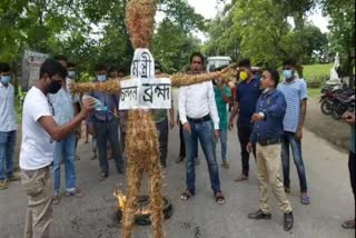 মন্ত্ৰী চন্দন ব্ৰহ্মৰ পুত্তলিকা দাহ কলিতা ছাত্ৰ সন্থাৰ