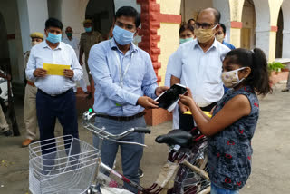 कोरोना संकट में गुल्लक का पैसा दान करने वाली सुहानी को डीएम ने दिया गिफ्ट.