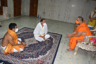 minister visited mantralayam raghavendra swamy