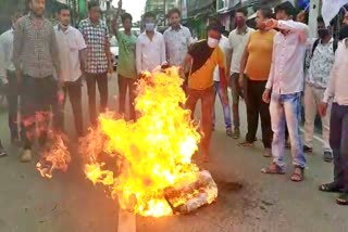 Effigy burn of CM Sonowal in lakhimpur assam etv bharat news