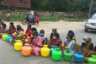 women protest for water