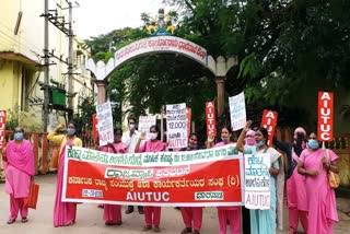 Protest by Asha activists in front of Dharwad DC office