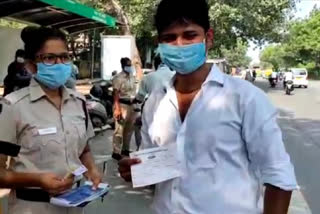 Civil defense personnel are cutting invoices without putting on masks in delhi