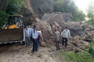 Rock fell on the road in Jhinjhkari of Pandavian Panchayat