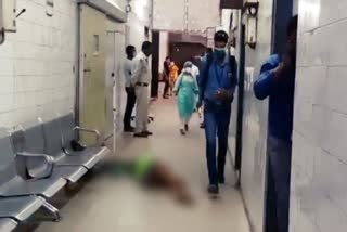 Dead body of patient lying on floor in MGM hospital, news of MGM jamshedpur, poor system of Jamshedpur MGM,  एमजीएम अस्पताल में फर्श पर घंटों पड़ा रहा मरीज का शव, जमशेदपुर एमजीएम की खबरें,जमशेदपुर एमजीएम की खराब व्यवस्था