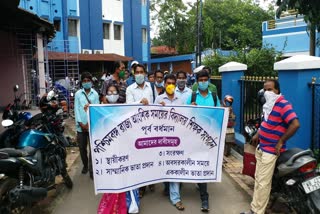 part-time-teachers-of-burdwan-showing-agitation-at-si-office-campus