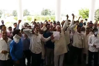 Farmers protest in collectorate premises to demand crop insurance amount