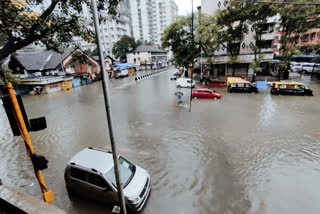 Bombay High Court suspends hearings  വാദം നിറുത്തിവെച്ച് ബോംബെ ഹൈക്കോടതി  മുംബൈ  കനത്ത് മഴ  വെള്ളപ്പൊക്കം  നടൻ സുശാന്ത് സിംഗ് രജ്പുത്തിന്‍റെ മരണം  അറസ്റ്റിലായ നടി റിയ ചക്രബർത്തി  നടി റിയ ചക്രബർത്തിറിയ ചക്രബർത്തി