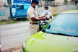 Strict action by traffic police on the second day of lockdown in raipur