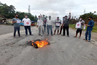 Effigy burn in 37 national highway in moran assam etv bharat news
