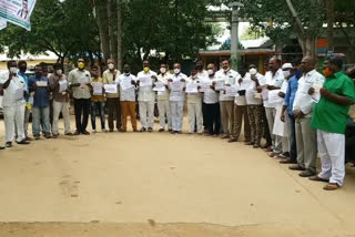 TDP leaders protest to demand replaced of Minister Kodali Nani in hindupuram ananthapuran district