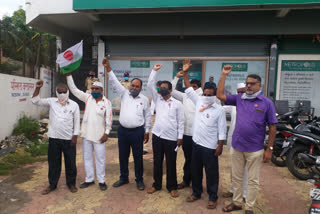 aurangabad farmers agitation in front of mp raosaheb danve house for various demand