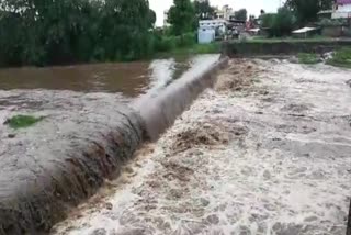 traffic-blocked-due-to-heavy-rain-in-khargone