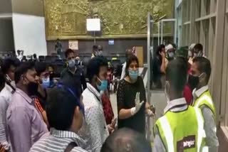 passenger-reacts-due-to-jharsuguda-delhi-flight-cancel