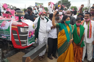 mla gongidi sunitha started tractor rally in yadagirigutta