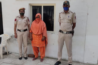 Chhawla police arrested women liquor smuggler including illegal liquor