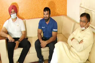 Wrestler Virendra meets sports Minister Sandeep Singh in chandigarh