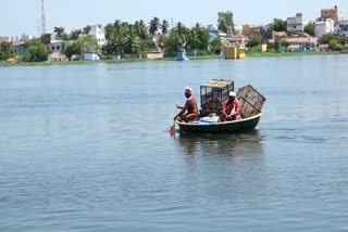 பொதுமக்கள் பரிசலில் பயணம்