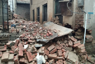 house collapsed in varanasi