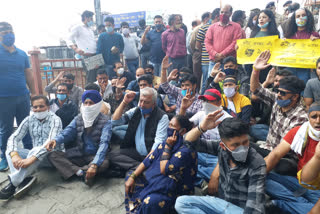 Congress protests on woman suicide case in DDU hospital of shimla