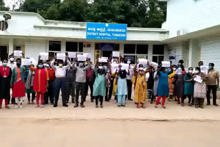 Hospital staffs protest at tumkur