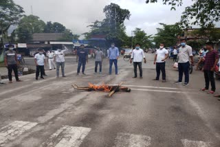 Effigy of CM burn in dhemaji assam etv bharat news