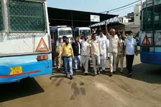 roadways employees protest for demanding mask, gloves and sanitizer in fatehabad