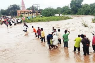 अतिवृष्टीमुळे गुलतरो नदीला पूर