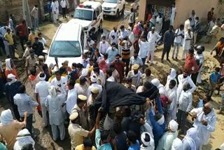 farmers and pti teachers stopped agricultural minister jp dalal convoy in gohana