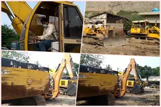 bhalswa-land-fill-site-jcb-machine-has-been-standing-for-many-months-due-to-lack-of-operator