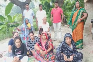 Jaunpur: A family forced to leave their home for fear of thugs