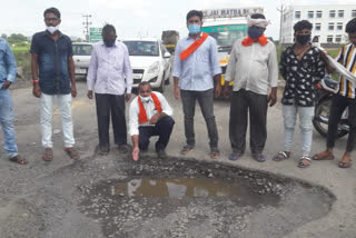 shivasena protest for roads repairing in husnabad