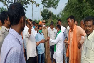 MLA meets victims family after woman death by elephant attack in giridih, Elephants in Giridih, Woman death by elephant attack in Giridih, गिरिडीह में हाथी के हमले से महिला की मौत के बाद पीड़ित परिवार से मिले विधायक, गिरिडीह में हाथी के हमले से महिला की मौत, गिरिडीह में हाथी