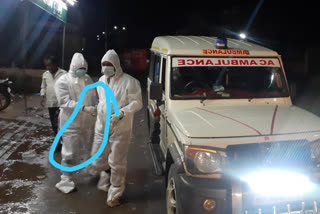 health-workers-arrived-at-the-liquor-store-carrying-an-infected-patient-in-an-ambulance-in-satna