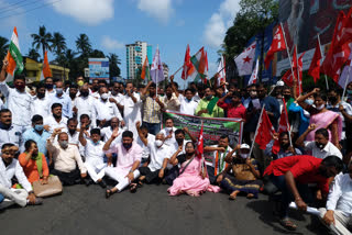 farmers-closed-the-road-and-protest-against-govt-in-mangalore