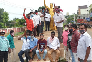 building workers protest at dwaraka tirumala