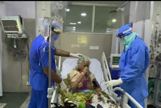 doctor treating covid patient without PPE kit in RGSS hospital