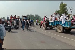 امروہہ میں کسانوں نے قومی شاہراہ کو جام کیاامروہہ میں کسانوں نے قومی شاہراہ کو جام کیا