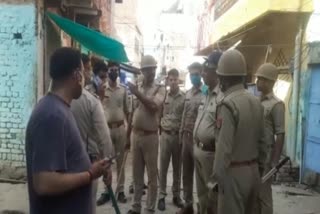 पुलिस पर ग्रामीणों ने किया पथराव.