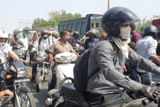 Passengers facing problems due to chakka jam on NH 58 modinagar by farmers