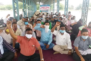 Mandi employees resume strike in harda