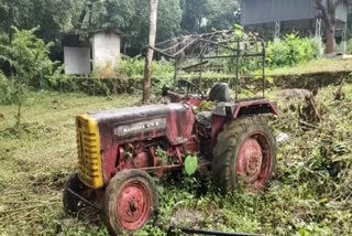 tractor bought at a cost of lakhs is rusted and destroyed  പഞ്ചായത്തിന്‍റെ അനാസ്ഥ; ലക്ഷങ്ങൾ മുടക്കി വാങ്ങിയ ട്രാക്ടർ അങ്ങാടിപ്പുറത്ത് തുരുമ്പെടുത്ത് നശിക്കുന്നു  angadippuram  malappuram  മലപ്പുറം  അങ്ങാടിപ്പുറം