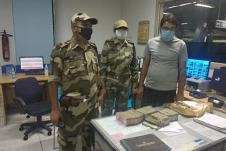 CISF detects cash worth Rs 35 lakh from passenger at Delhi's metro station  hands over to Income Tax officials  Delhi's metro station  ഡല്‍ഹി മെട്രോ സ്റ്റേഷനില്‍ യാത്രക്കാരനില്‍ നിന്നും 35 ലക്ഷം രൂപ പിടിച്ചു  ഡല്‍ഹി മെട്രോ  35 ലക്ഷം