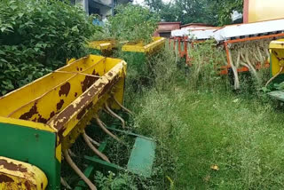 farmers agricultural equipment being wasted in deoghar, किसानों को मिलने वाली लाखों का कृषि उपकरण हो रहा बर्बाद