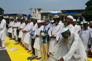 farmers perform namaz at NH-24