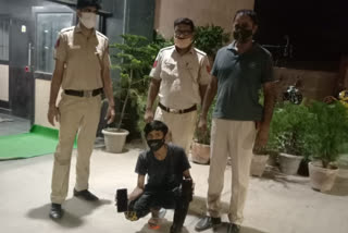 Delhi police arrested a thief with 2 stolen mobiles in Bindapur