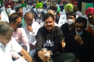 In Amritsar, Congress MLA Dr. raj Verka joins farmers' dharna