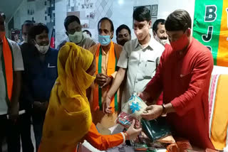 manoj tiwari distributed saree to poor women